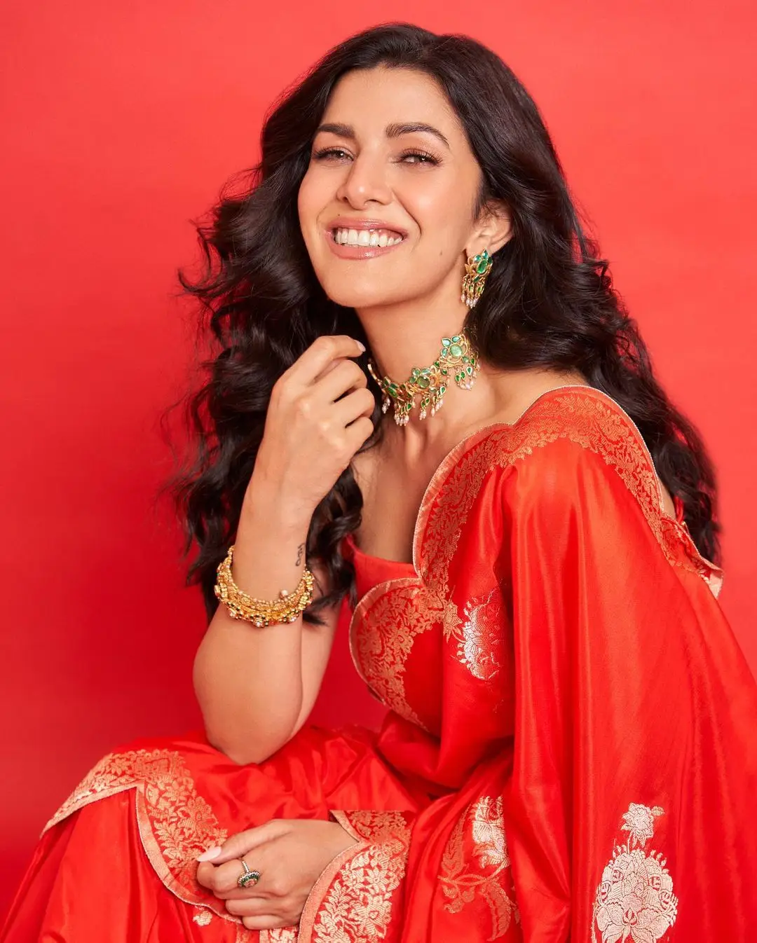 BOLLYWOOD ACTRESS NIMRAT KAUR STILLS IN RED SAREE